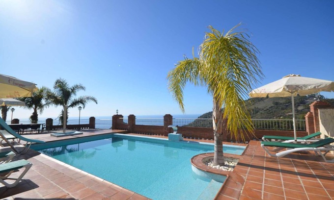 Nerja Villa | 3 bed villa with amazing terrace and pool views