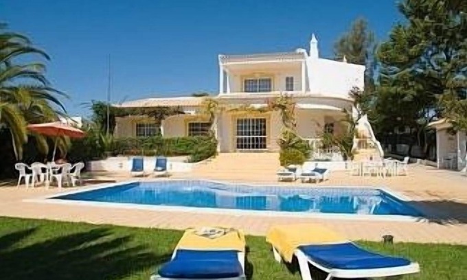 Olhos D'Agua Villa | 3 bed Villa with Private Pool and Gardens- sleeps 6/8. 5min stroll to village.