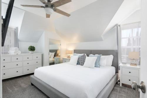 Golden Hill House | 3 Bedroom 2 Bath House with Parking - 10 Guests