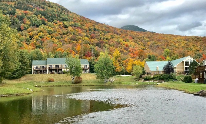 Lincoln Condo | 3 Bedroom 2 Bath Unit Overlooking Pond & Closest to Pools & Sports Club!