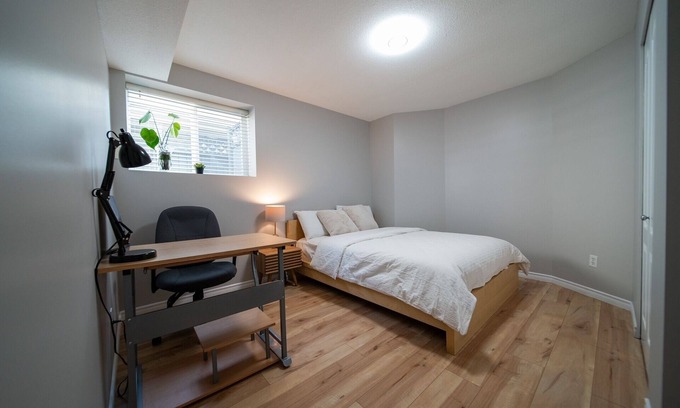 Guildford Bed & Breakfast | 3 Bedroom 2 Baths & Parking Great Vancouver