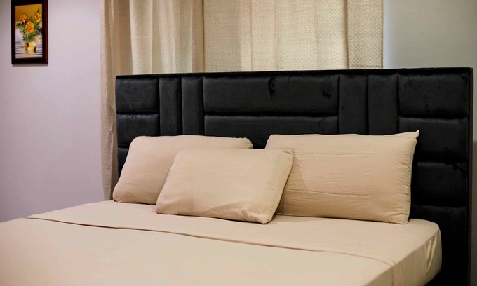 Kwabenyan House | 3-bedroom 3.5-ba house in a gated community in Accra with AC. Family-friendly