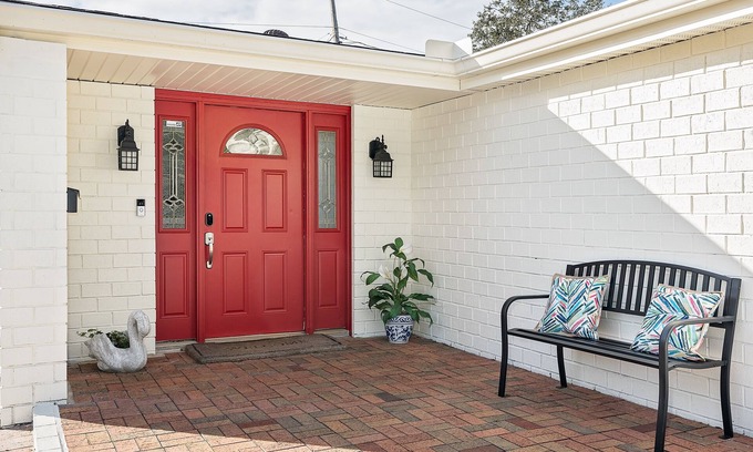 Lakeland House | 3 Bedroom, 3 Bath ~ Centered between Disney and Gulf-side white sand beaches