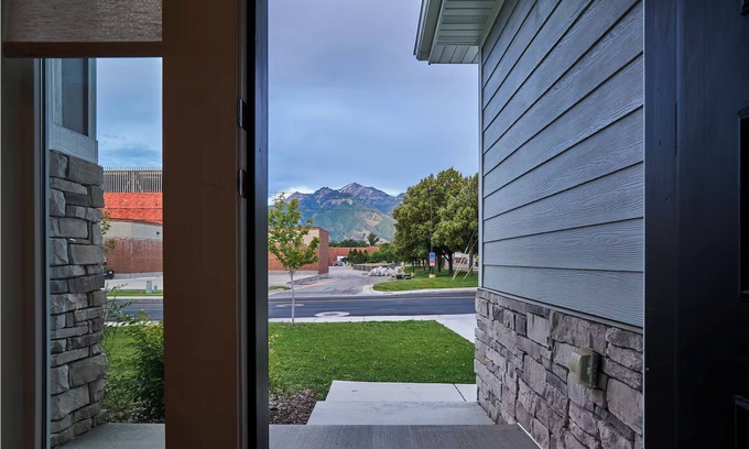 Midvale House | 3 Bedroom, 4 bed/3 Bath, Close to Mountains, Downtown and Airport