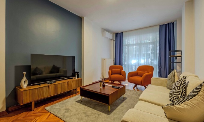 Taksim Apartment | 3-bedroom apartment in delightful Istanbul with AC