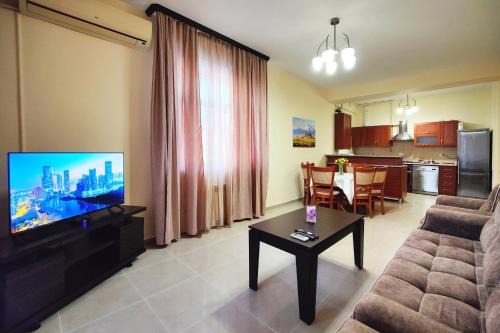 Kentron Apartment | 3 Bedroom Apartment in Homey Residence