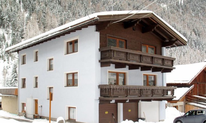 Gries Apartment | 3 bedroom Apartment, sleeps 8 in Gries am Brenner with WiFi