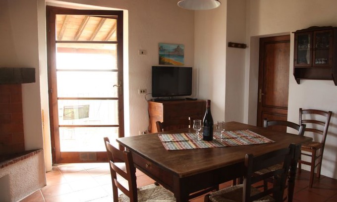 Ravi Apartment | 3 bedroom Apartment, sleeps 6 in Ravi with WiFi