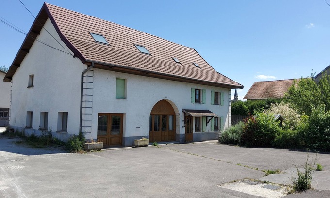 Trevenans Apartment | 3-bedroom apartment with spacious living room, reading area and fully-equipped kitchen.
