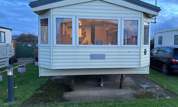 Rhyl Ski Chalet | 3 Bedroom Caravan - Sleeps 6, Pool & Garden