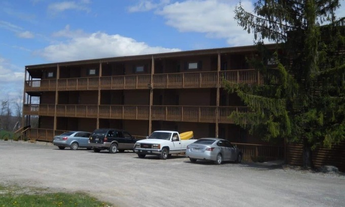 Ghent Condo | 3 Bedroom Condo slopeside at Winterplace Ski Resort with the convenience of home