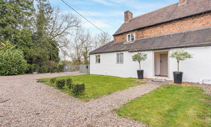 Shifnal Apartment | 3 Bedroom Country Cottage with Private Garden
