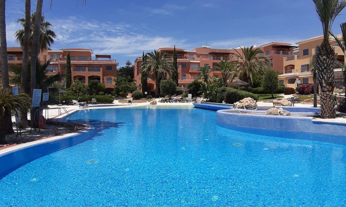 Paphos Apartment | 3 bedroom groundfloor apartment in Limnaria Gardens, pool facing