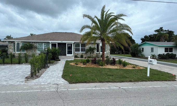 Laurel House | 3-bedroom house, beautiful pool and landscape, short walk to Casey Key Beach