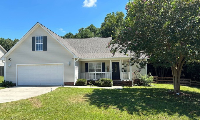 Rockfish House | 3-bedroom house in enjoyable Raeford with AC, WiFi