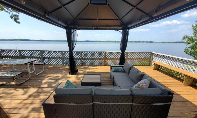 Ramara Cottage | 3 bedroom Lakefront Cottage on Kawartha Lakes close to the GTA. Pet friendly!