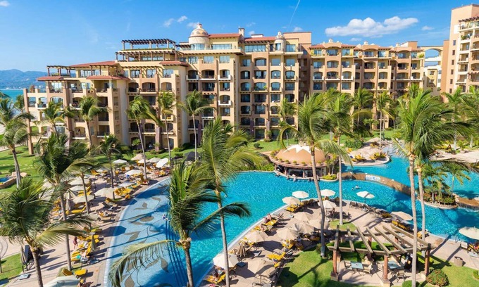 Flamingos Apartment | 3 bedroom oceanfront suite with terrace, Jacuzzi and all the amenities