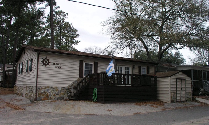 Myrtle Beach Cottage | 3 Bedroom plus convertible bed, 2 Bath, Dog Friendly, Sleeps 9 - golf cart