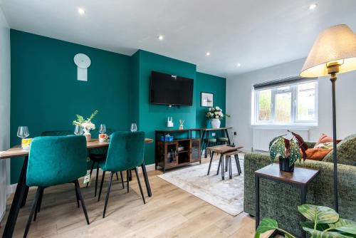 Bramcote House | 3 Bedroom Terraced House in Beeston Ideal for Corporate Stays