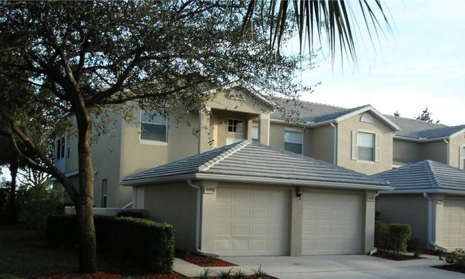 Gateway House | 3 Bedroom Townhome 96162 by Houzlet