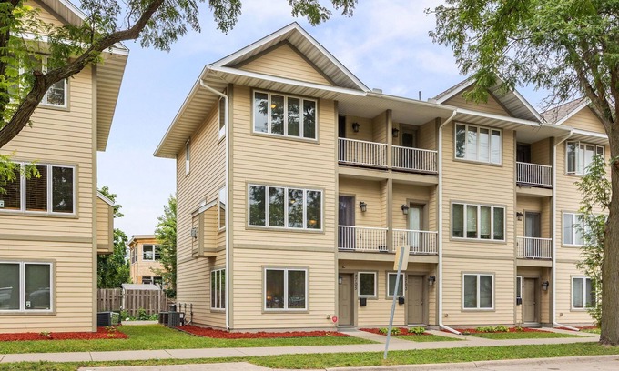 Longfellow House | 3-bedroom townhome with king beds two car attached garage two pull out couches