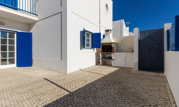 Manta Rota Ski Chalet | 3 bedroom villa on the 1st line of beach and Wi-Fi by AlgarveManta (14V3)