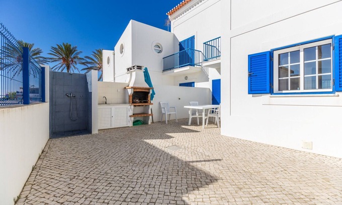Manta Rota Ski Chalet | 3 bedroom villa on the 1st line of beach and Wi-Fi by AlgarveManta (21V3)