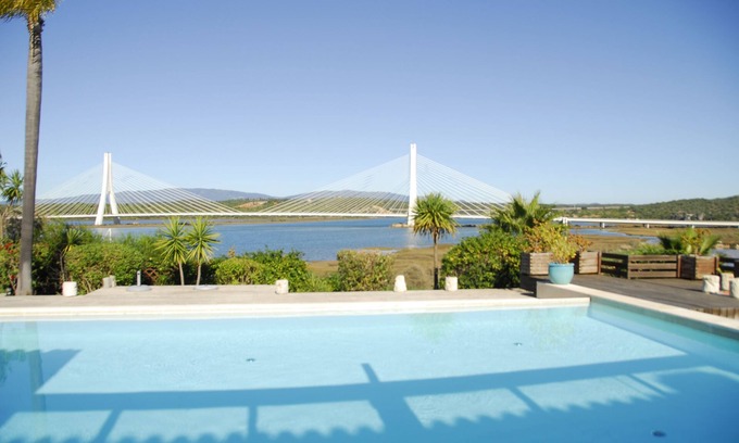 Ferragudo Villa | 3 Bedroom Villa with pool and River views