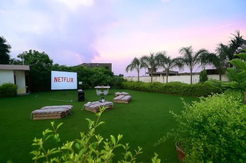 Jamdoli Villa | 3 BHK Luxury Farm with swimming pool ,Jacuzzi ,open air screen & lawn for Big Groups
