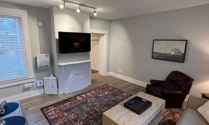 Hamilton House | 3 blocks from Spookynook & on the historical reg.