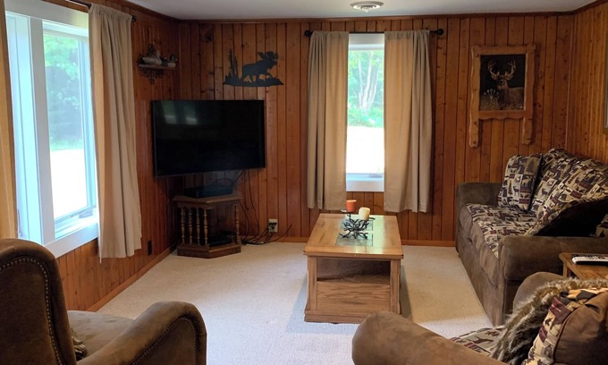 Trout Lake House | 3 BR 2 BA Sleeps 11-Beautiful & 1/2 mile from trails, close to all sights, Wi-Fi