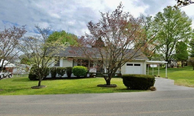 Greenway House | 3 BR*NEAR DOWNTOWN*FENCED YARD*PET FRIENDLY*