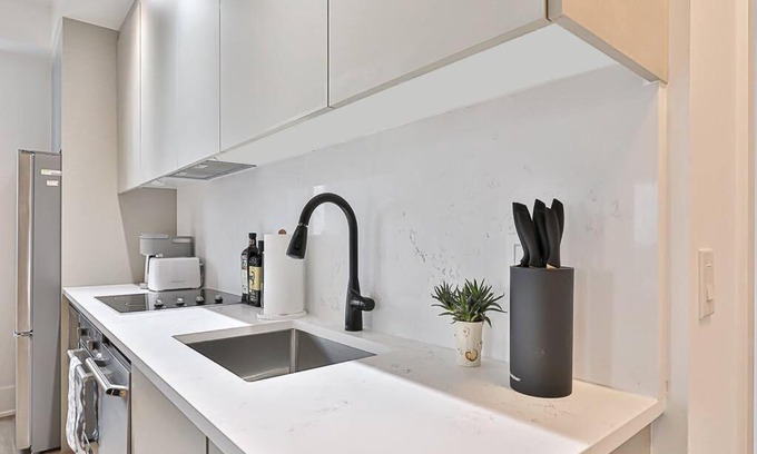 Toronto Entertainment District Apartment | 3 BR w/parking Downtown Toronto