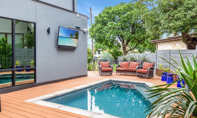 Zilker House | 3 BR, Walk In Showers, South Side - Zilker Zen