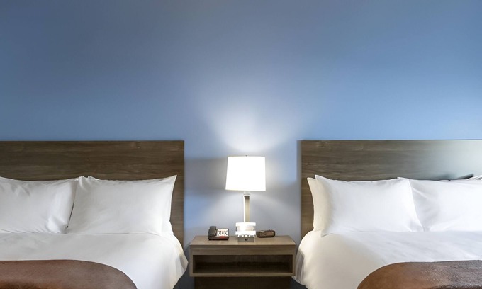 Ashwaubenon Hotel | 3 Comfy Suite Rooms for Sports Fans – Walk to Lambeau Stadium & Resch Center!