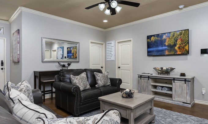 Wellborn House | 3 King Beds / 3 Full Baths / 5 min to Kyle Field