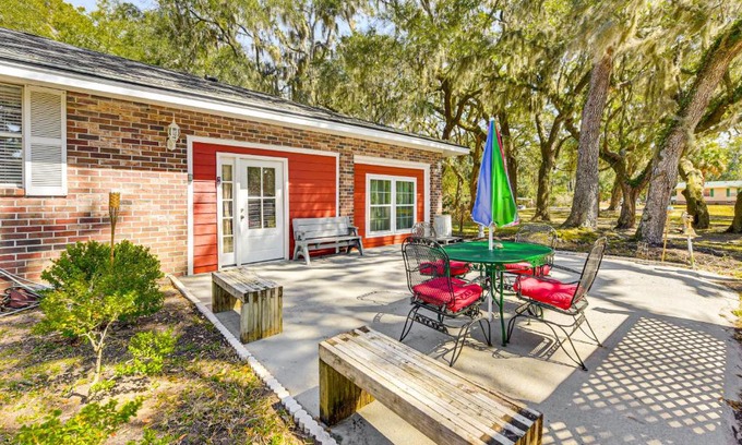 Beaufort House | 3 Mi to Dtwn Beaufort Quiet Family Home with Yard