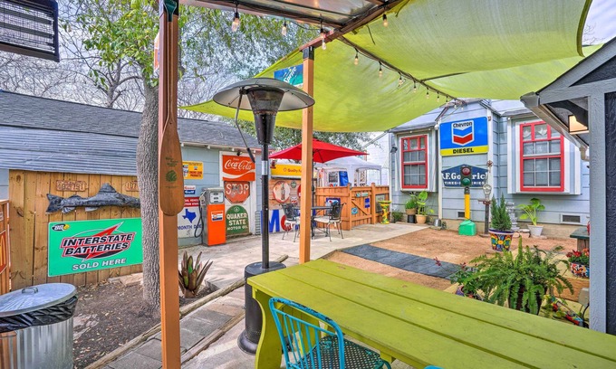 North San Antonio - SAT Cottage | 3 Mi to San Antonio Zoo: Bright Texas Cottage!