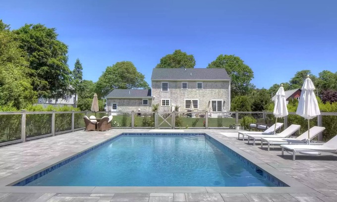 Middletown House | 3 minutes to beach, 10 minutes to Downtown Newport, heated pool and central air
