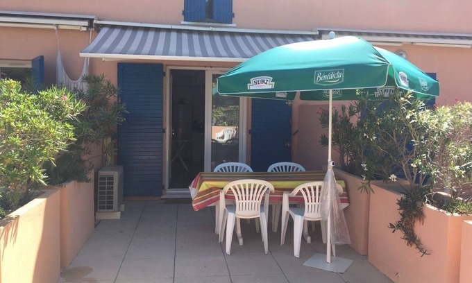 Sanary-sur-Mer Apartment | 3 mn walk from the beach, T2 Duplex with terrace, private residence, swimming pool
