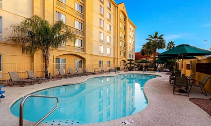 Superstition Springs House | 3 N/S King Bed One-Bedroom w/ Pool View at La Quinta Inn & Stes by Wyndham Mesa