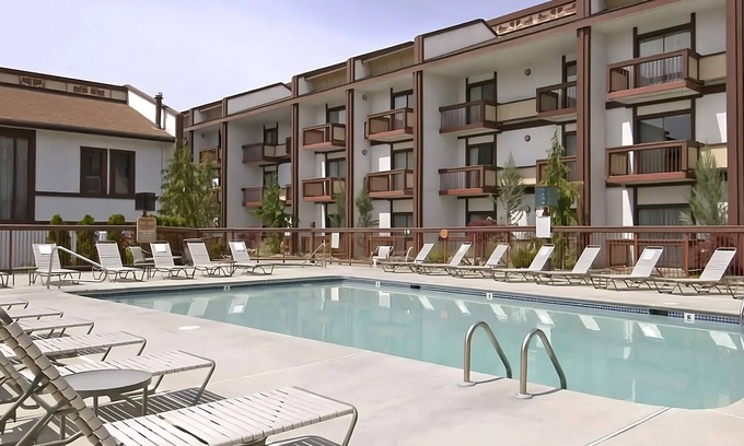 Wenatchee Hotel | 3 Premium Units Perfect for Groups! Free Parking, Enjoy on the Pool!