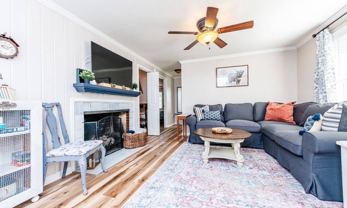 Perry House | 3 Queen Beds, 2 min to Fairgrounds, Fenced Yard