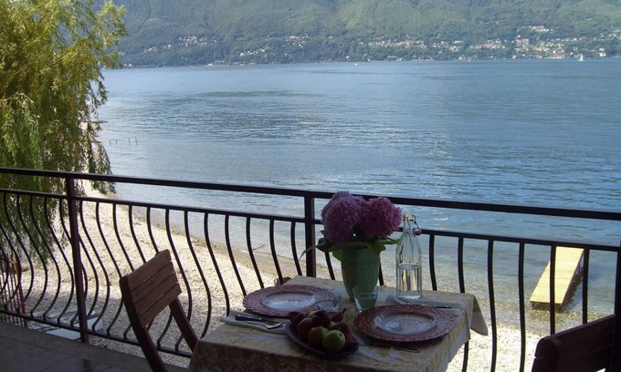 Porto Valtravaglia Apartment | 3-room apartment with sun terrace, balcony and 2 bathrooms directly on the beach