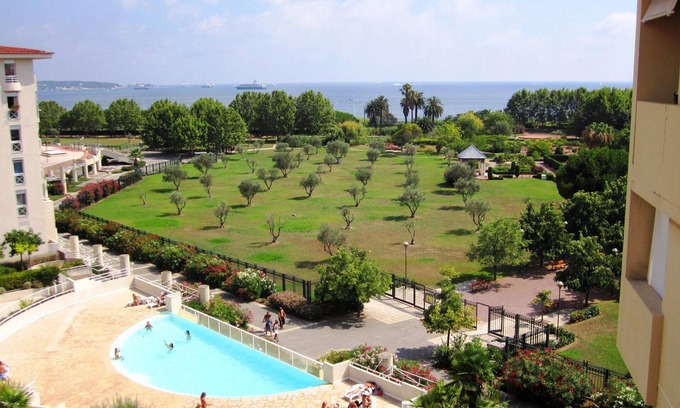 Golfe Juan Apartment | 3 rooms on top floor, panoramic sea view, swimming pool, air conditioning, garage