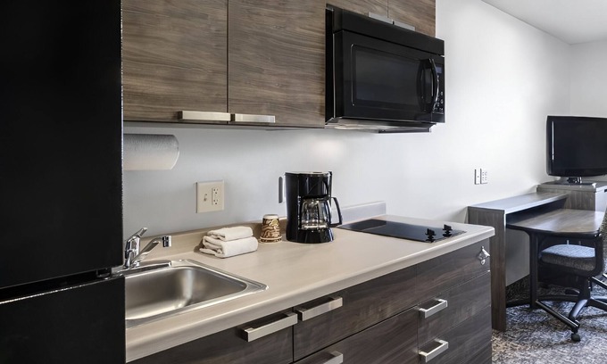 Ashwaubenon Hotel | 3 Rooms w/Kitchen Near Green Bay’s Top Attractions! Minutes from Resch Center!