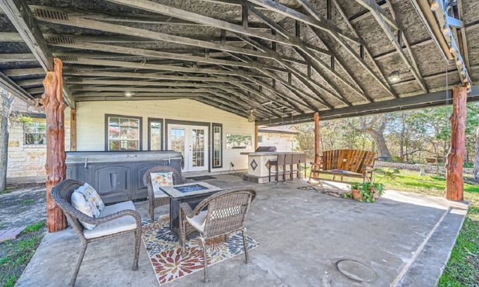 Cedar Creek House | 3 Secluded Homes on 15 Acres. Pool, Ping Pong, Hot Tub, Patio, Pond and BBQ. Close to COTA.