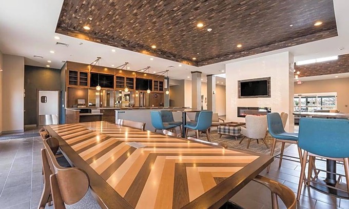 Simonton Lake Hotel | 3-Star Hotel ∙ Four Points by Sheraton Elkhart