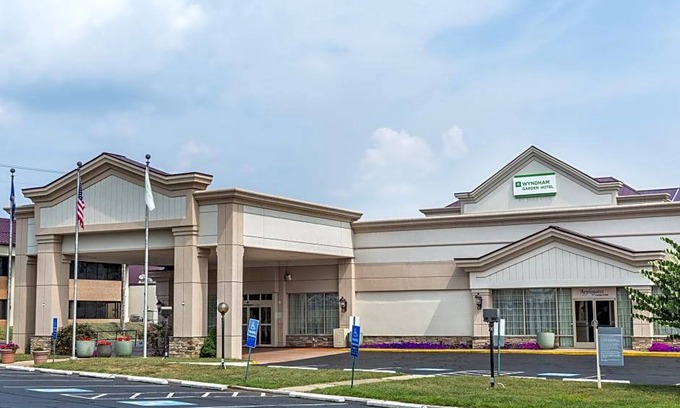 Lakeview Hotel | 3-Star Hotel ∙ Wyndham Garden Manassas