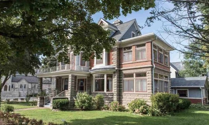 Appleton House | 3 Story character home overlooking Appleton’s historic City Park